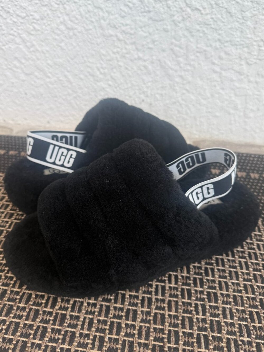 UGG FLUFF YEAH SLIDE 8 Women's Slip On Open Toe Sandal Black Fluffy Shearling
